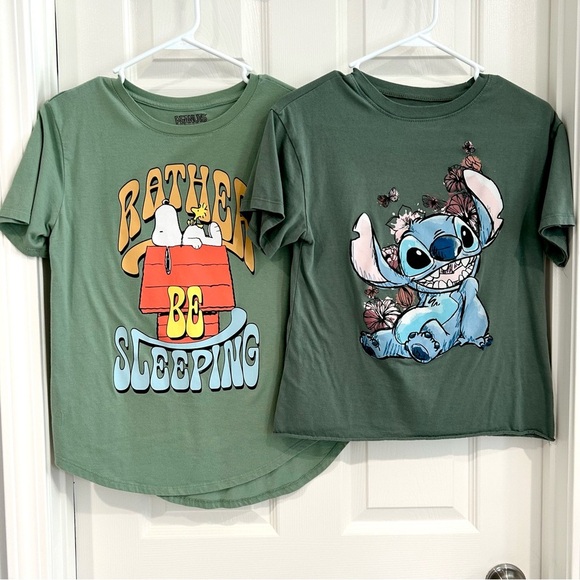 Disney & Peanuts Junior Women Green Graphic T-Shirts Set Sz S & L Snoopy Stitch - Picture 1 of 14